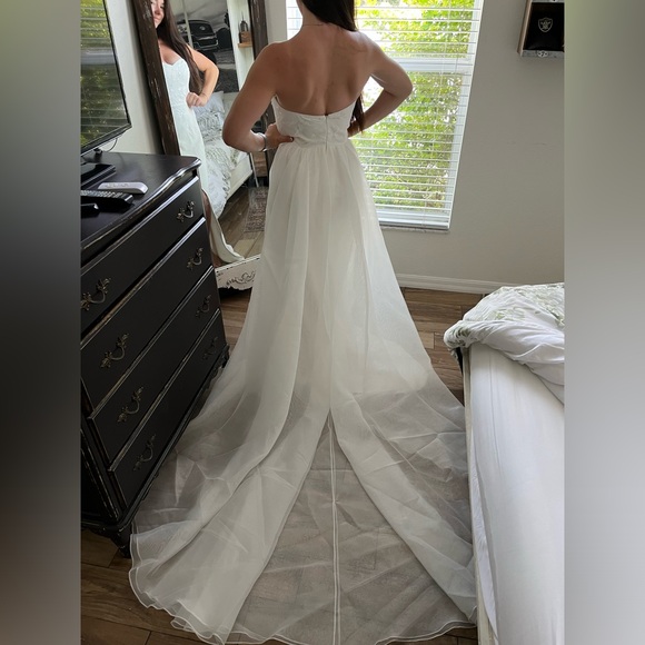 Wedding dress - Picture 8 of 10